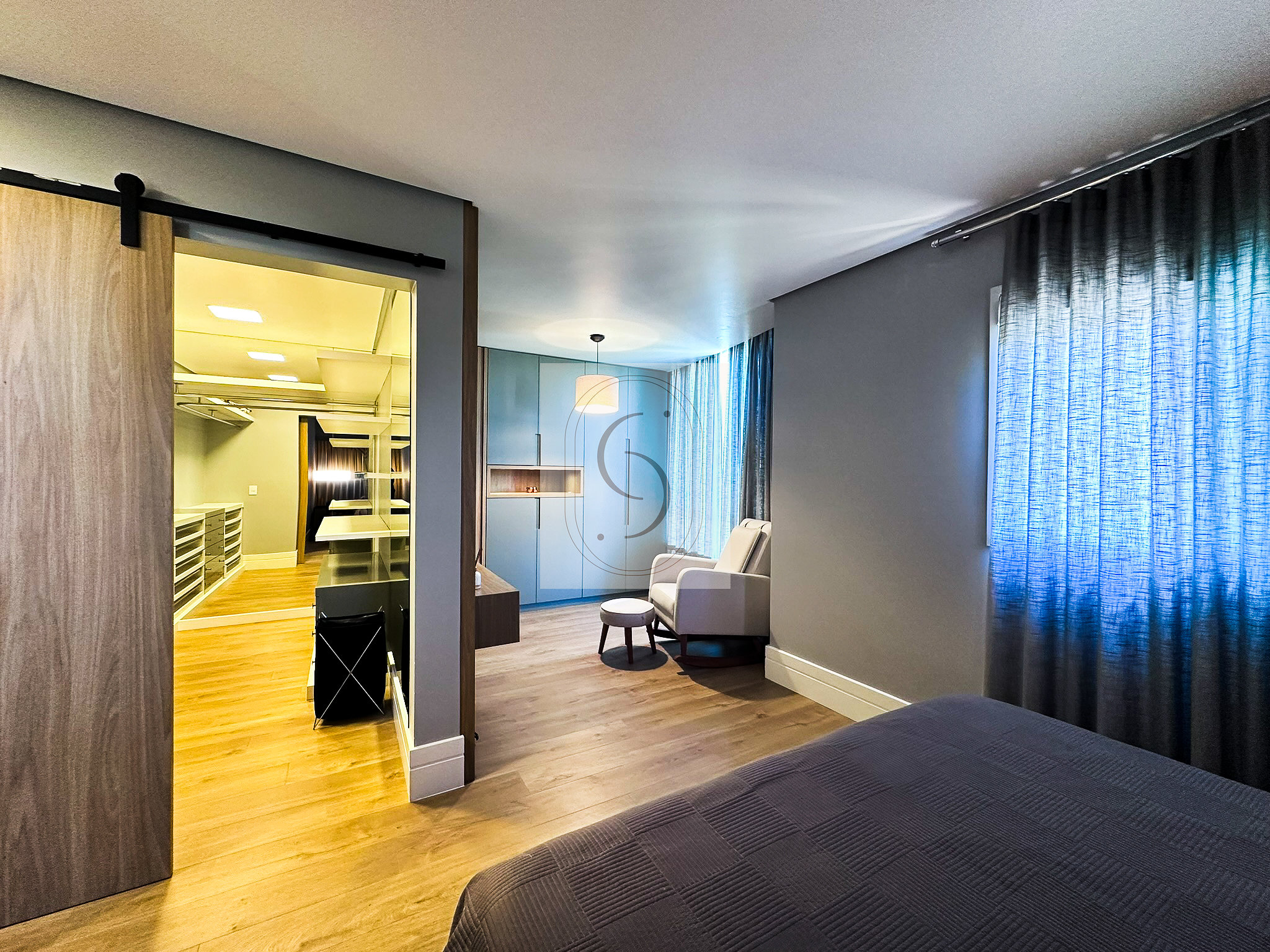 Apartamento Duplex com 3 dormitórios, 209 m²