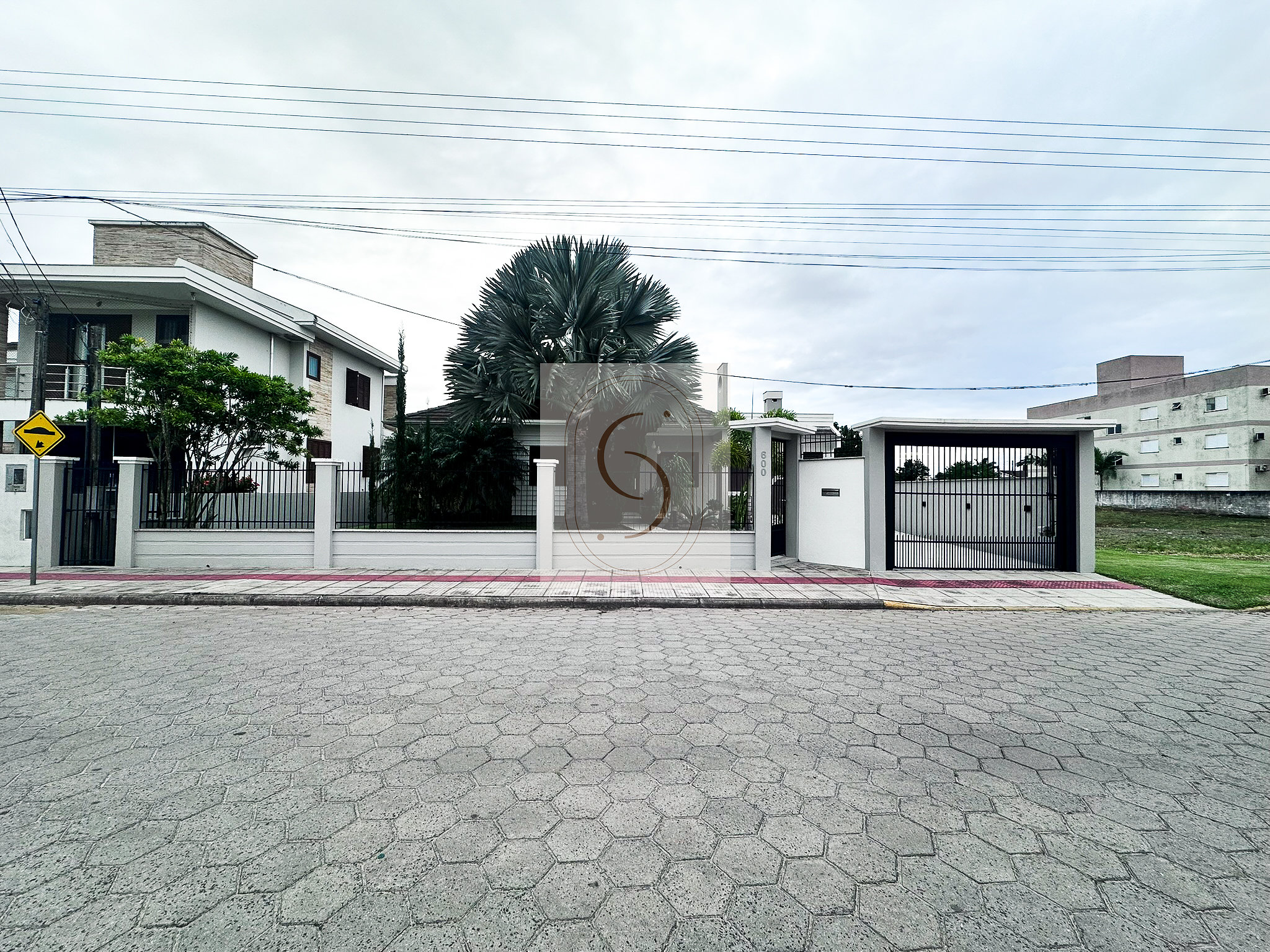 Casa com 3 dormitórios, 970 m² de terreno, no bairro Urussanguinha.