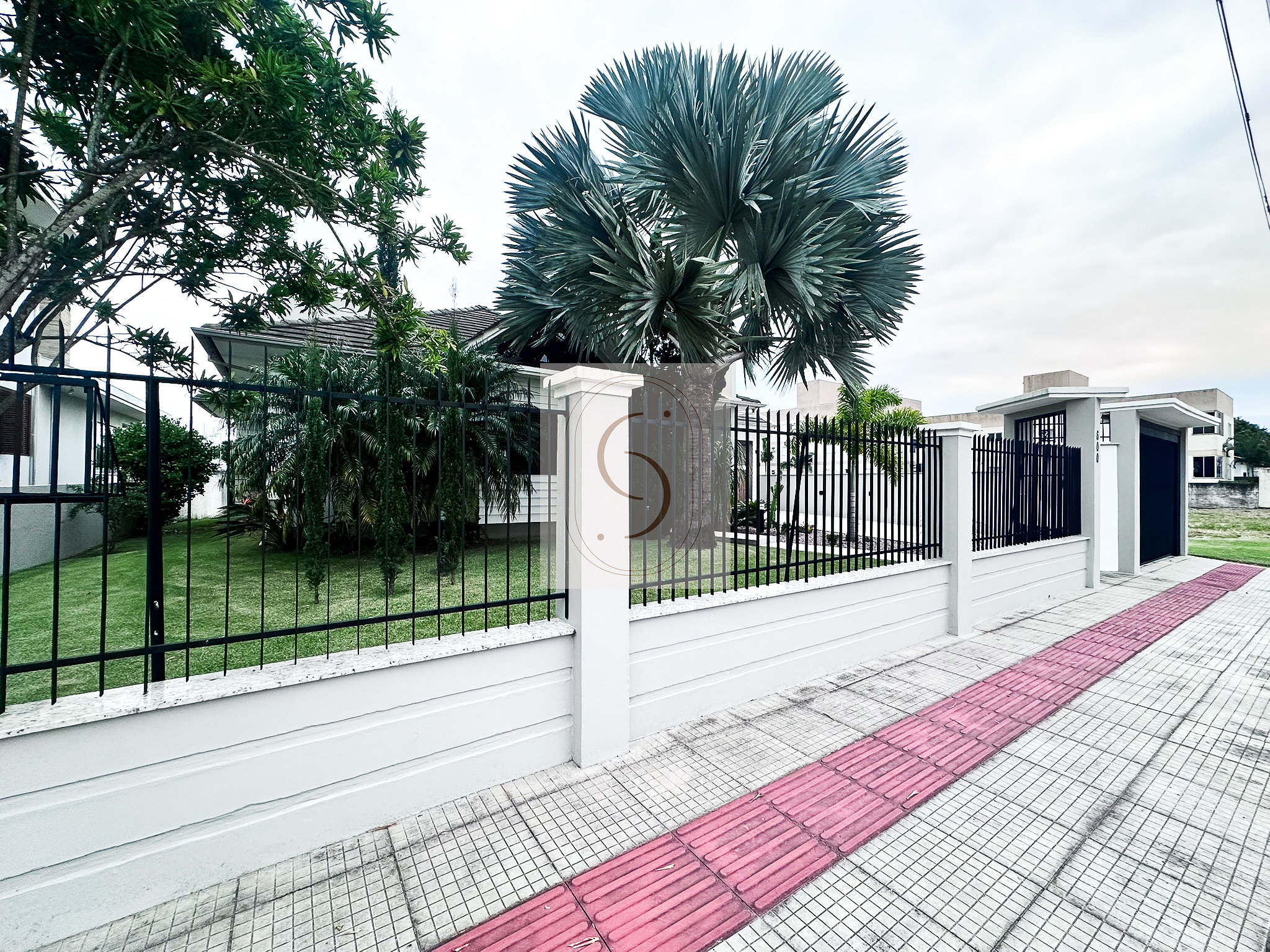 Casa com 3 dormitórios, 970 m² de terreno, no bairro Urussanguinha.