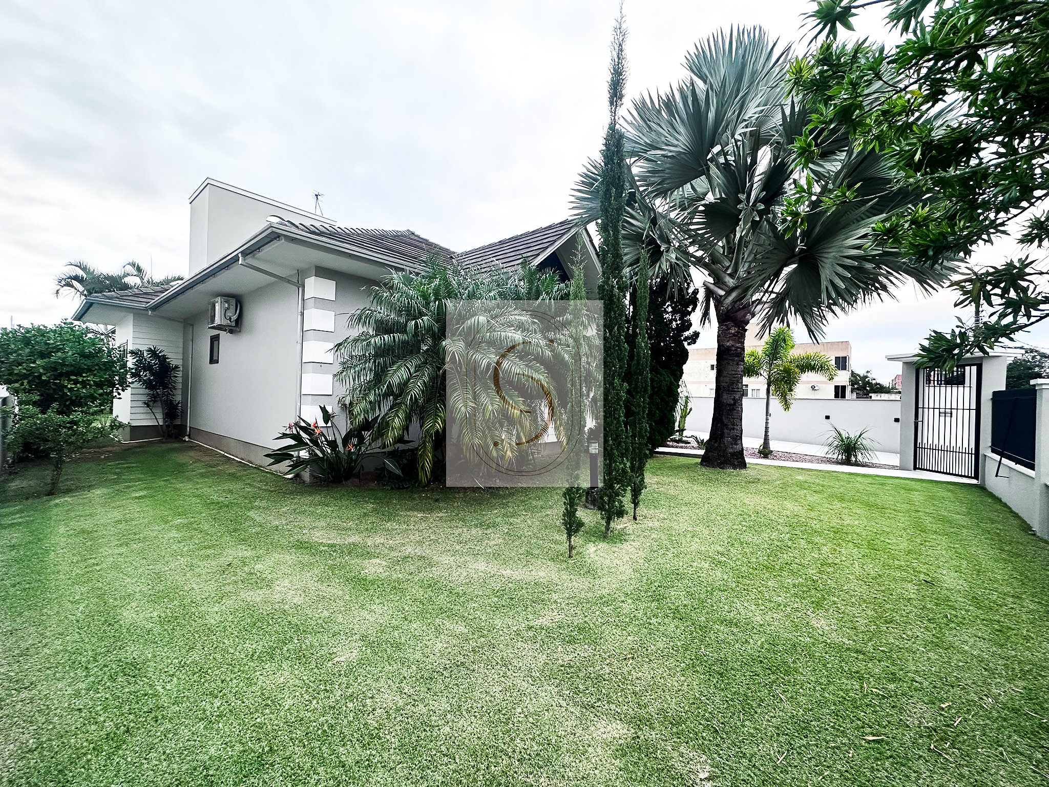 Casa com 3 dormitórios, 970 m² de terreno, no bairro Urussanguinha.