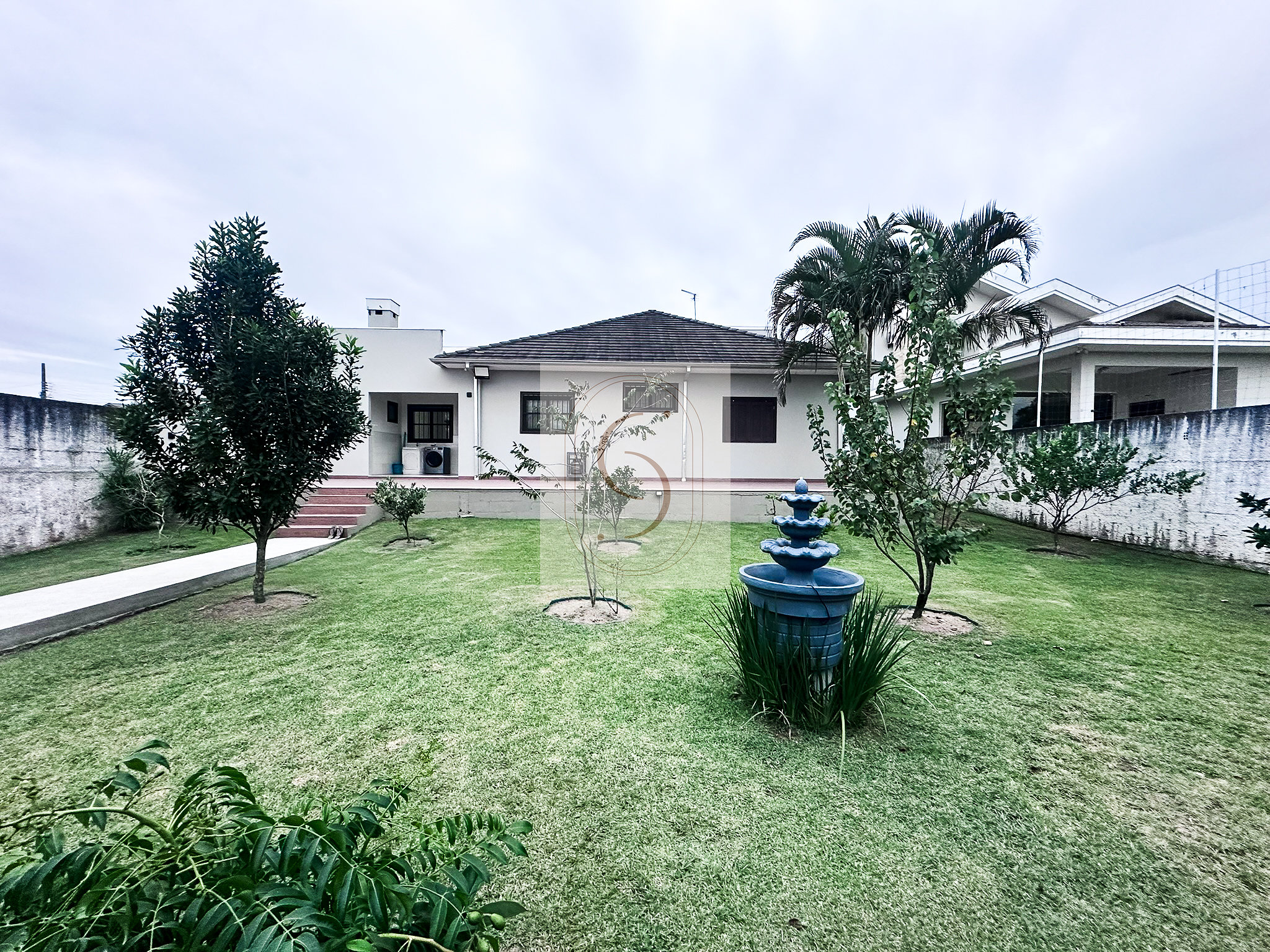 Casa com 3 dormitórios, 970 m² de terreno, no bairro Urussanguinha.