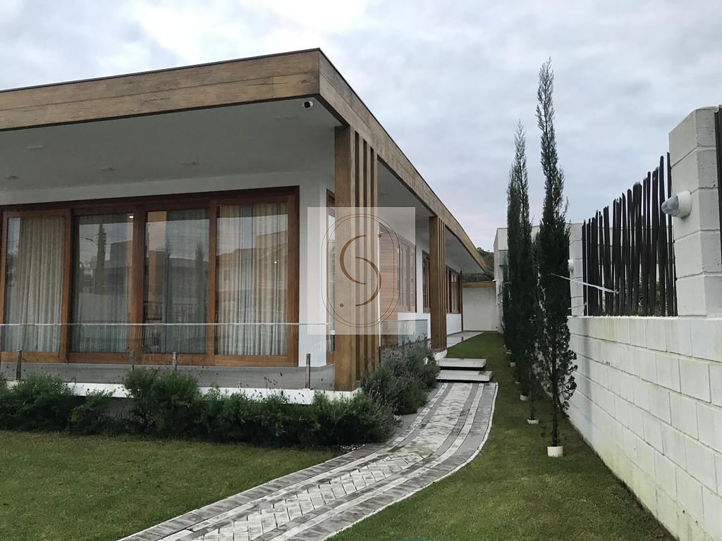 Casa com piscina em L, 3 quartos, 239 m² em Morro dos Conventos, Araranguá/SC