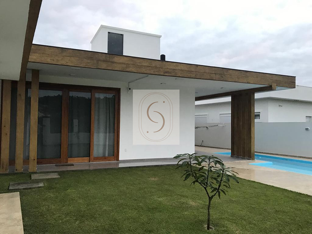 Casa com piscina em L, 3 quartos, 239 m² em Morro dos Conventos, Araranguá/SC