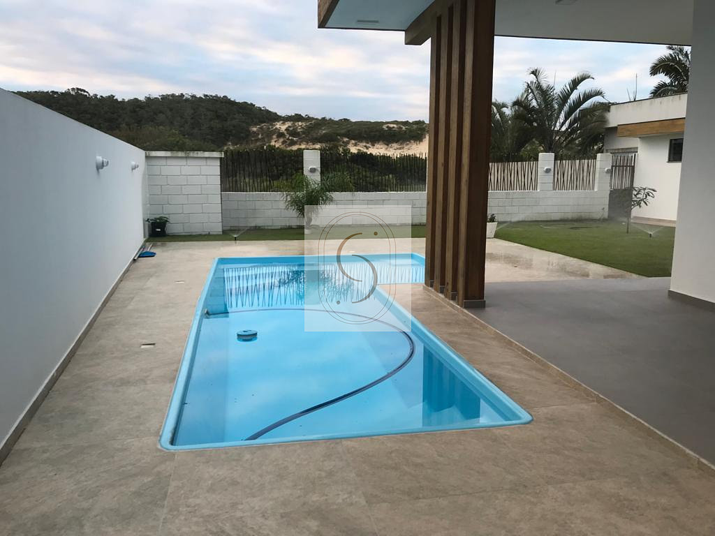 Casa com piscina em L, 3 quartos, 239 m² em Morro dos Conventos, Araranguá/SC