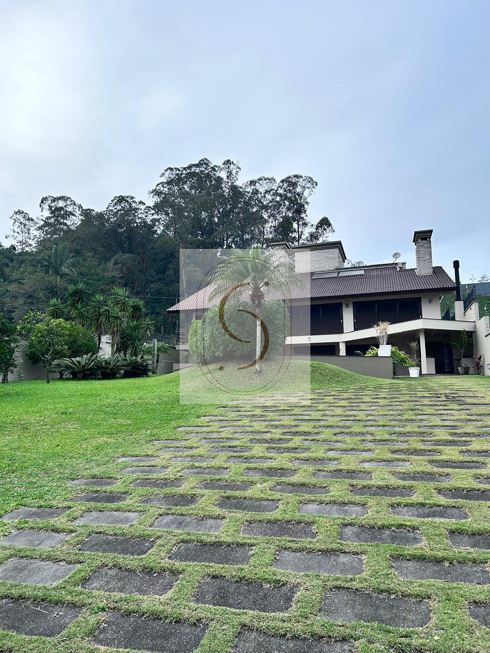 Casa com piscina em terreno de mais de 2.000 m² no bairro Urussanguinha em Araranguá/SC