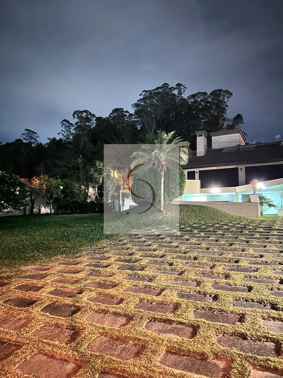 Casa com piscina em terreno de mais de 2.000 m² no bairro Urussanguinha em Araranguá/SC