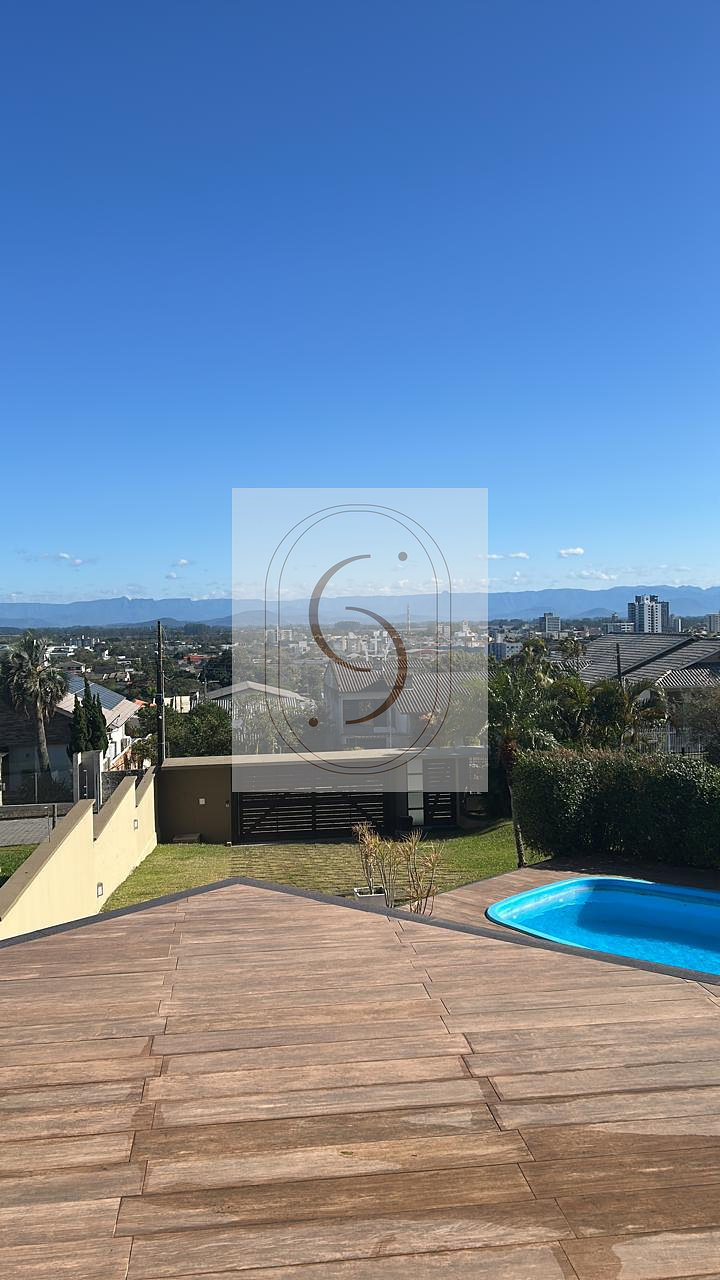Casa com piscina em terreno de mais de 2.000 m² no bairro Urussanguinha em Araranguá/SC