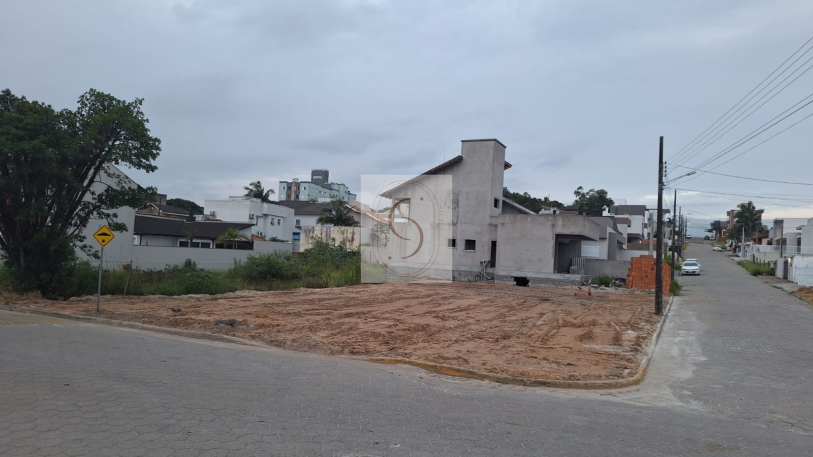 Terreno de esquina no bairro Urussanguinha em Araranguá